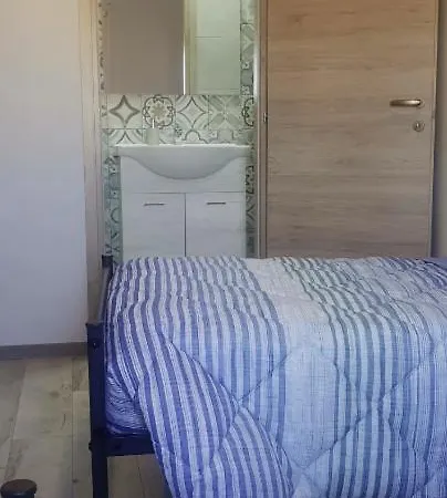 לינה וארוחת בוקר Hello